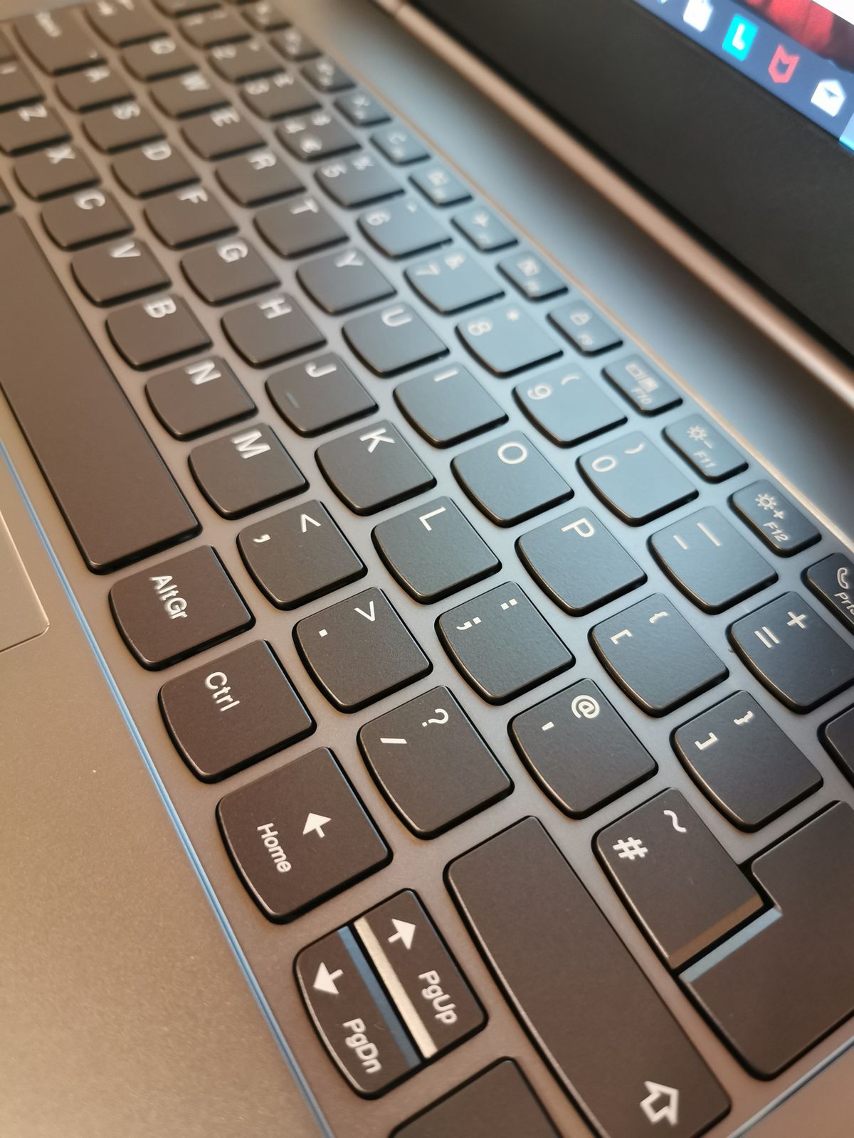 Klávesnicu má ThinkBook podsvietenú.