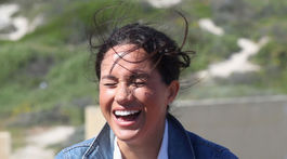 Vojvodkyňa Meghan so spontánnym smiechom na pláži v Kapskom meste. 