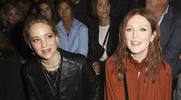 Herecké kolegyne Julianne Moore (vpravo) a Jennifer Lawrence spoločne usadené na prehliadke Christian Dior. 