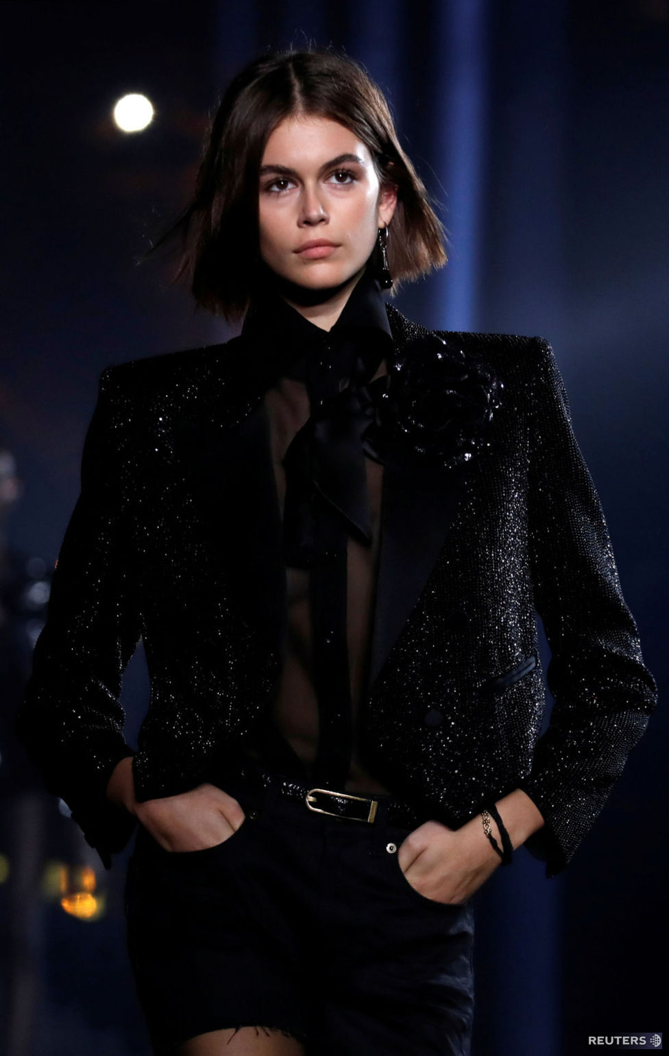 Kaia Gerber predvádza kreáciu z kolekcie...