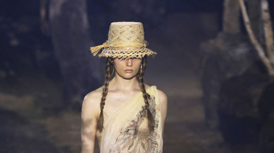 Modelka v kreácii Christian Dior z kolekcie...