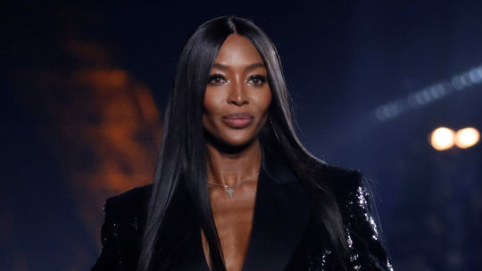 Naomi Campbell predvádza kreáciu z kolekcie...