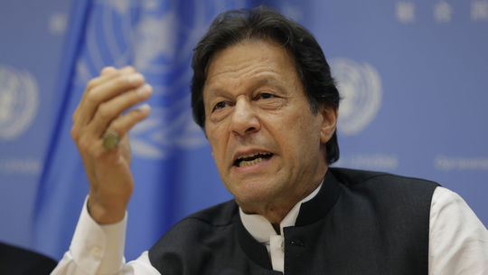 Pakistanského expremiéra Chána odsúdili týždeň pred voľbami na desať rokov väzenia