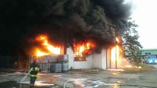 Požiar skladu v bývalom areáli automobilky v Trnave je pod kontrolou 