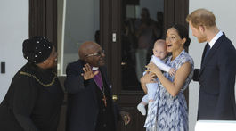 Princ Harry a Meghan, vojvodkyňa zo Sussexu držia v náručí synčeka Archieho pri stretnutí s arcibiskupom Desmondom Tutu a jeho manželkou Leah v Kapskom meste. 