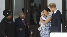 Princ Harry a Meghan, vojvodkyňa zo Sussexu držia v náručí synčeka Archieho pri stretnutí s arcibiskupom Desmondom Tutu a jeho manželkou Leah v Kapskom meste. 