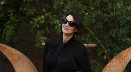 Talianska herečka Monica Bellucci prichádza na prehliadku Christian Dior Jar/Leto 2020.