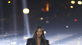 Topmodelka Naomi Campbell bola hviezdou prehliadky Saint Laurent v Paríži, ktorá sa konala pod Eiffelovkou. 