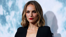 Herečka Natalie Portman predviedla kreáciu s odvážnym výstrihom. 