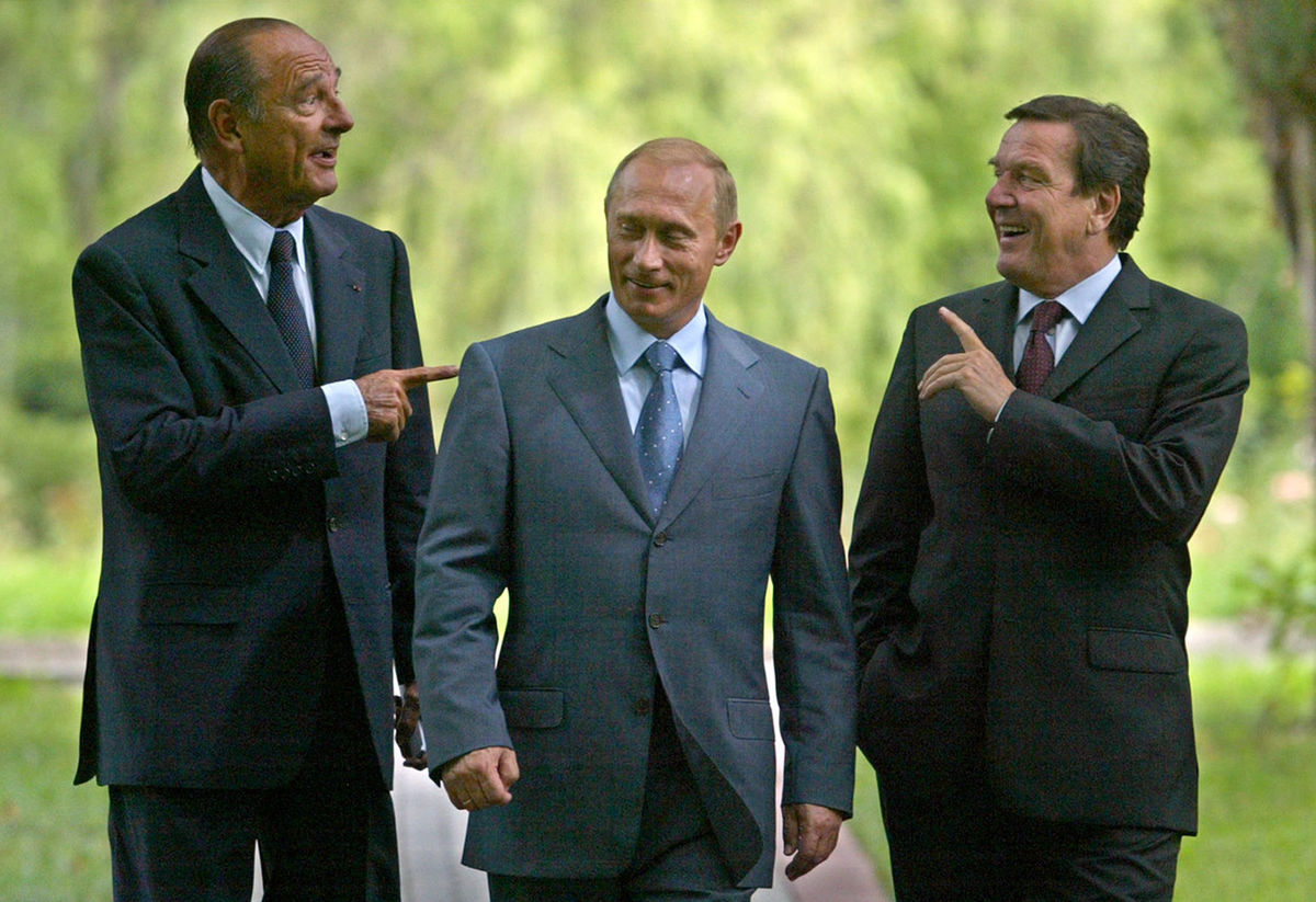 Le président français Jacques Chirac (à gauche) et...
