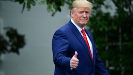 Trump údajne navrhol strieľať migrantom do nôh s cieľom spomaliť ich