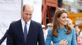 Princ William a jeho manželka Catherine, vojvodkyňa z Cambridge (oblečená v kabáte Alexander McQueen).