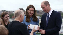 Princ William a jeho manželka Kate, vojvodkyňa z Cambridge si pozerajú kus ľadovca z Antarktíd počas návštevy lode Sira Davida Attenborougha.