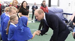 Princ William zdraví lokálne deti. 