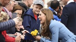 Vojvodkyňa Kate počas stretnutia s fanúšikmi v meste Birkenhead v Anglicku.,