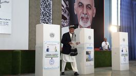 Afganci si volili prezidenta, útoky Talibanu si vyžiadali obete