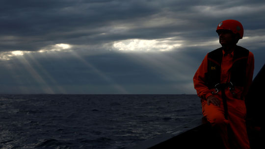 Pri pobreží Líbye sa prevrátila loď s najmenej 50 migrantmi