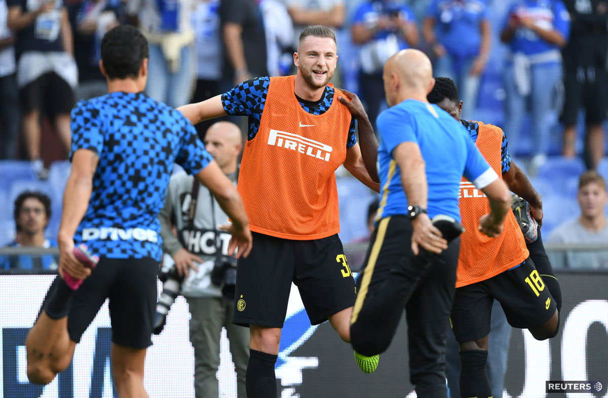 Milan Škriniar so spoluhráčmi z Interu počas...