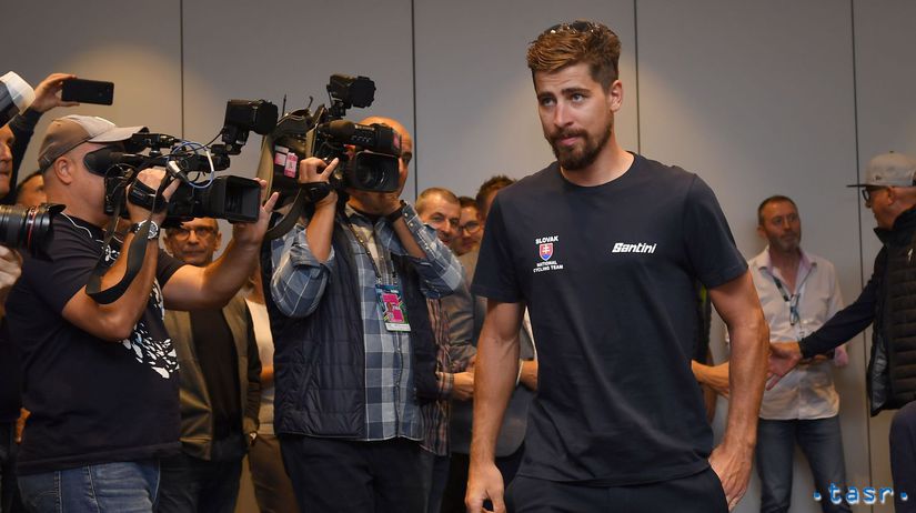 Peter Sagan prichádza na tlačovú konferenciu v...