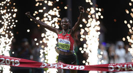 Polnočný maratón vyhrala Chepngetichová, horúčavu nezvládlo 28 vytrvalkýň