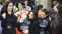 Herečka Andie MacDowell (vľavo) s kolegyňou Evou Longoriou, ktorá na prehliadku vzala aj syna Santiaga. Ten nadchol aj speváčky Cheryl (druhá sprava) a Camilu Cabello.