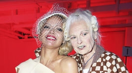 Herečka Pamela Anderson (vľavo) a dizajnérka Vivienne Westwood spoločne pózujú pred prehliadkou Westwoodovej v Paríži. 