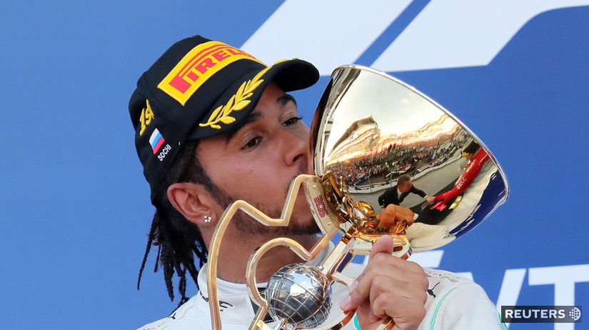 Lewis Hamilton s víťaznou trofejou z Ruska.