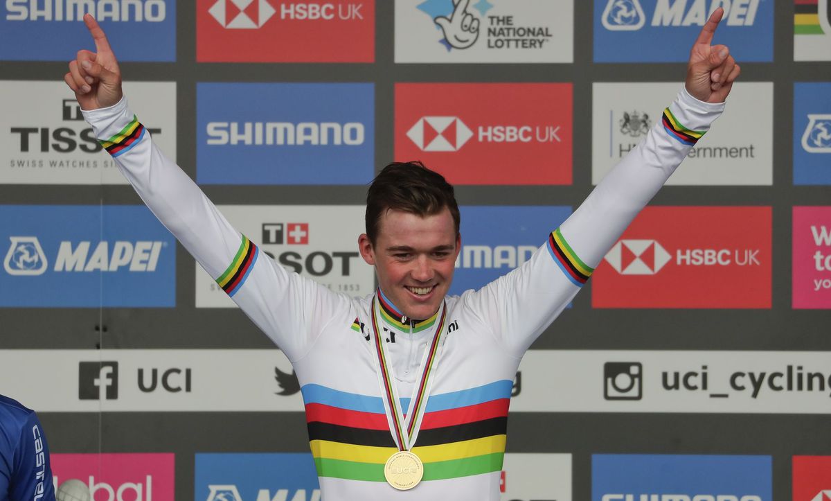 Mads Pedersen v dúhovom drese majstra sveta.