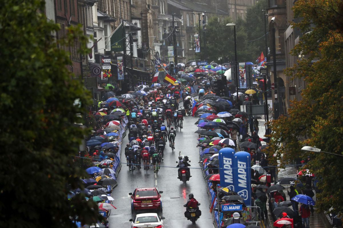 Pelotón počas pretekov s hromadným štartom na...