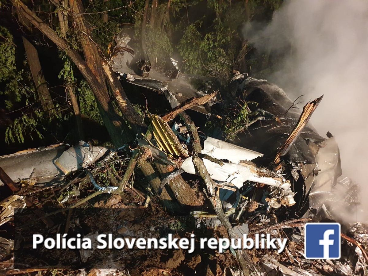 Snímka z miesta pádu stíhačky pri obci Nové...