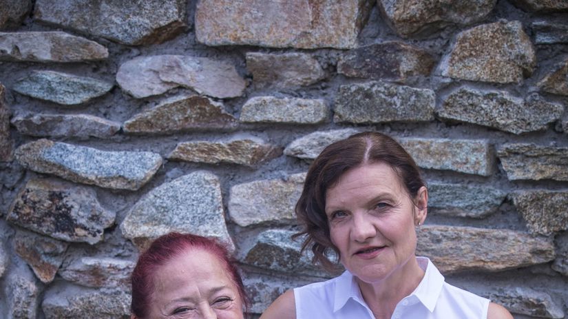 Ľudmila Molinová a Jana Oľhová v seriáli Hrobári.