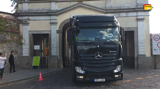 Zatvorený Bratislavský hrad a zaseknutý kamión v bráne