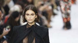 Modelka Kaia Gerber predvádza kreáciu z kolekcie jar/leto 2020 Valentino na prehliadke v Paríži.
