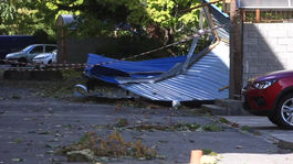 Pre silný vietor spadlo v Bratislave desať stromov, odtrhlo aj strechu