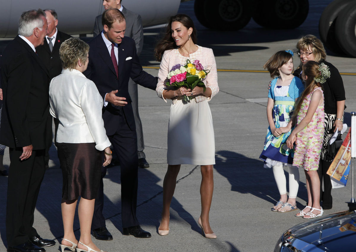 Princ William a vojvodkyňa Kate po pristátí na...