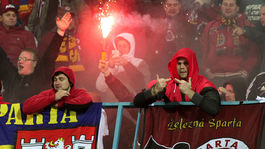 Fanúšikovia vyzliekli trápiacich sa hráčov Sparty. Zálusk mali aj na trénera