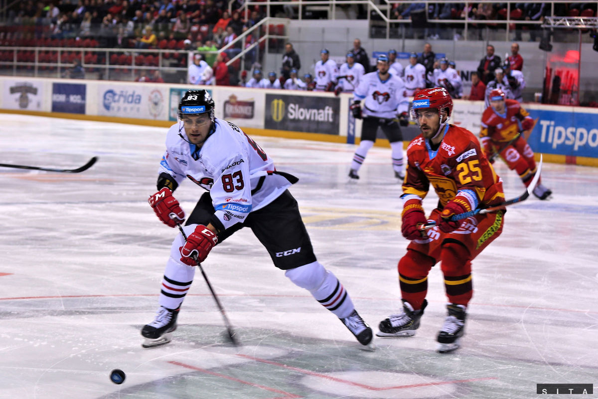 V súboji o puk domáci Andrej Šťastný (vľavo) a...