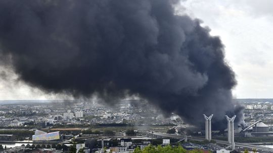 Francúzske úrady: Rouen po požiari továrne nie je zamorený azbestom