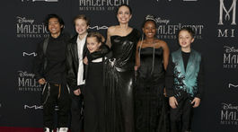Herečka Angelina Jolie a jej ratolesti, ktoré ju prišli podporiť na premiéru: zľava - Maddox Jolie-Pitt, Shiloh Jolie-Pitt, Vivienne Jolie-Pitt, Zahara Jolie-Pitt a Knox Jolie-Pitt.