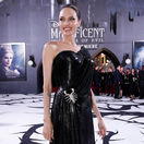 Krásna Angelina vzala na premiéru detskú armádu. 61-ročná Pfeiffer ako diva!