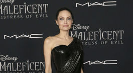 Herečka Angelina Jolie v kreácii Atelier Versace.