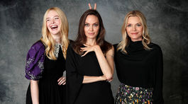Herečky Elle Fanning (vľavo), Angelina Jolie (v strede) a Michelle Pfeiffer pózujú na filmový portrét k novinke Vládkyňa zla 2.