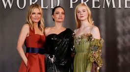Herečky (zľava) Michelle Pfeiffer, Angelina Jolie a Elle Fanning spoločne pózujú fotografom. 