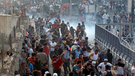 Polícia v Iraku rozháňala dav demonštrantov za pomoci ostrej streľby