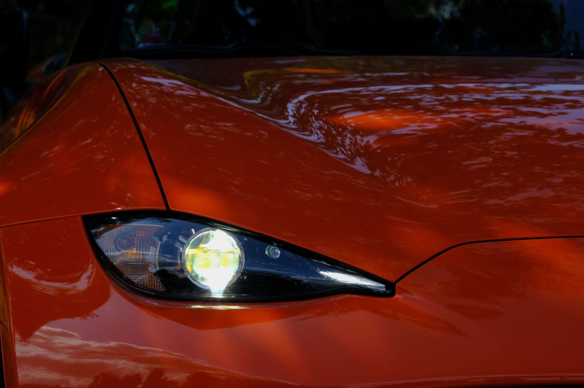 Testovaná MX-5 má adaptívne LED svetlá.