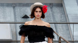 Model Kaia Gerber v kreácii z dielne značky Chanel z kolekcie na sezónu Jar/Leto 2020. 
