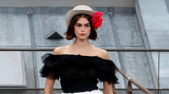 Model Kaia Gerber v kreácii z dielne značky...