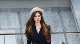 Modelka v kreácii z dielne značky Chanel z kolekcie na sezónu Jar/Leto 2020.