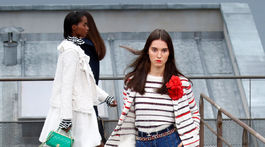 Modelka v kreácii z dielne značky Chanel z kolekcie na sezónu Jar/Leto 2020. 