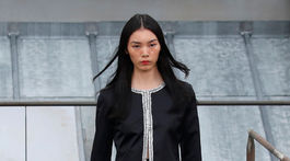Modelka v kreácii z dielne značky Chanel z kolekcie na sezónu Jar/Leto 2020. 